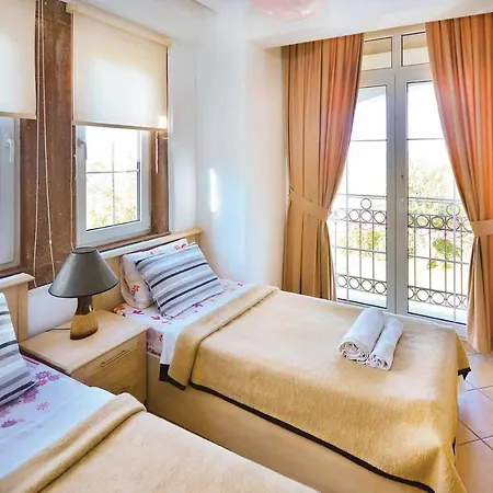 Villa Sleeps 6 Air Con Wifi