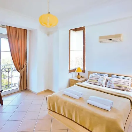 Sleeps 6 Air Con Wifi Villa